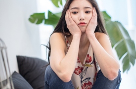 5 thói quen khiến vùng da mắt đầy nếp nhăn