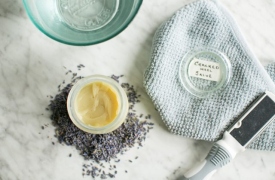 Tự chế sáp dưỡng da chữa nứt nẻ cho gót chân