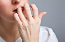 Thói quen xấu khiến móng tay bị hư tổn