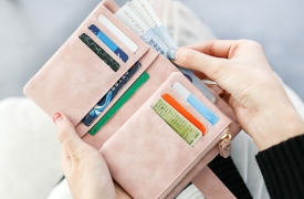 Đọc tính cánh của các cô nàng thông qua chiếc ví cầm tay