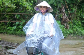 Phạm Hương xinh lung linh khi đội nón lá