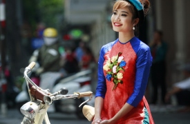 Lạ mà quen với xu hướng áo dài thêu