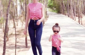 Ngắm phong cách diện đồ đôi siêu dễ thương của mẹ con Elly Trần