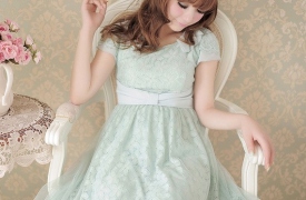 Khoe nét yêu kiều với váy ren