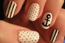 Cá tính cùng nail họa tiết