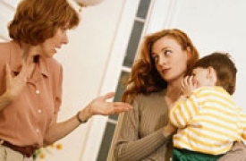 Khinh mẹ chồng ít học, con dâu cấm chăm cháu