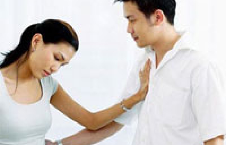 Sôi sục vì chồng nộp hết lương cho… mẹ