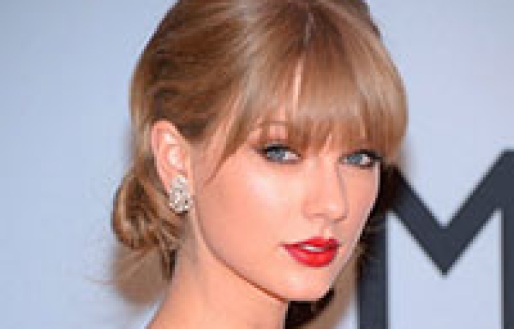 Gợi cảm làn môi đỏ tiệc tùng cuối năm