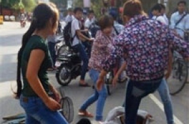 Facebook dậy sóng chuyện nữ sinh đâm bạn rách mắt