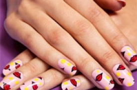 Vẽ móng họa tiết đôi môi xinh xắn