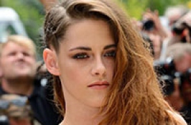 Chọn kiểu vuốt tóc lệch bên mùa lễ hội cuối năm