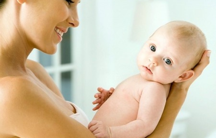 5 cách bế trẻ sơ sinh theo nhu cầu của bé