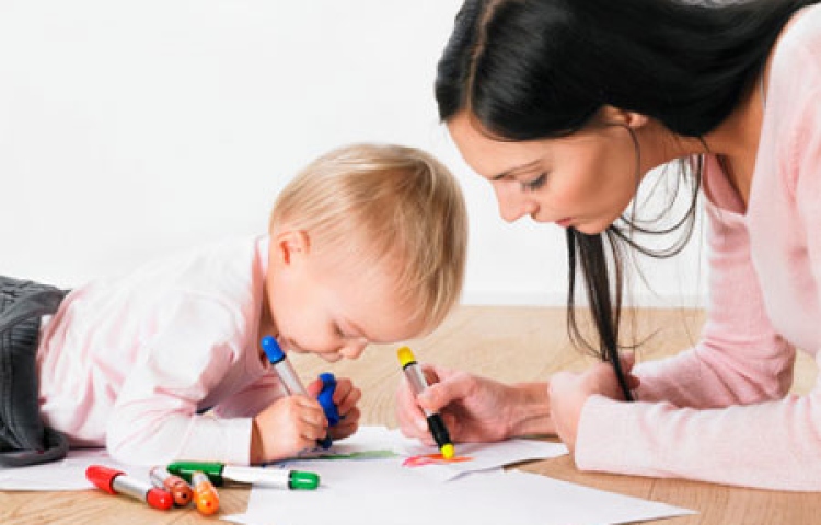 Chơi đất sét cùng với bé