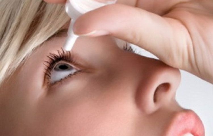 Đề phòng và xử lý chứng đau mắt đỏ ngày mưa