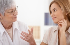 Con dâu hắt canh nóng vào mặt mẹ chồng